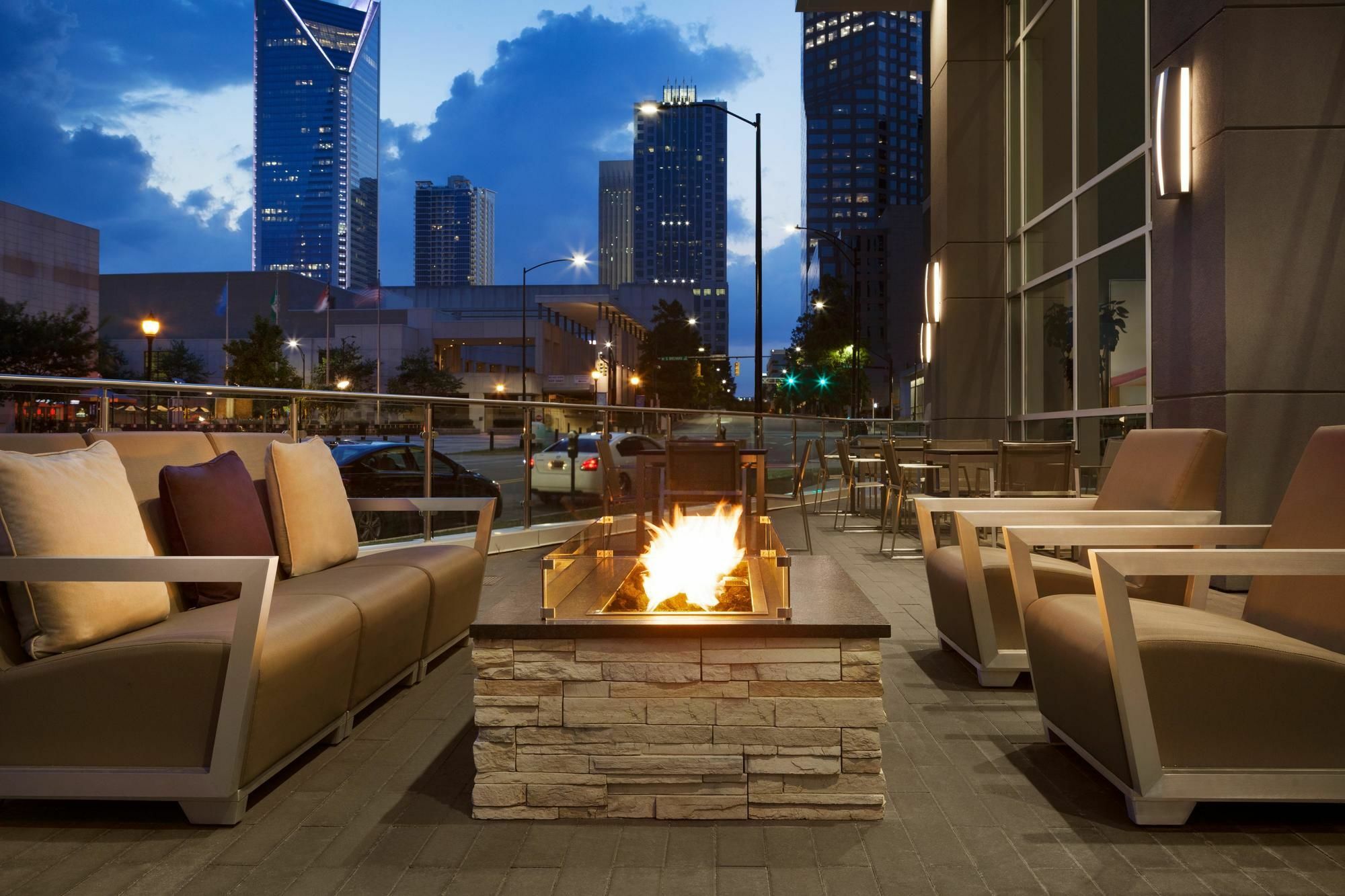 Embassy Suites By Hilton Charlotte Uptown Exterior foto